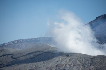 Fototapeta na wymiar 噴煙を上げる中岳