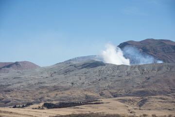 噴煙を上げる中岳