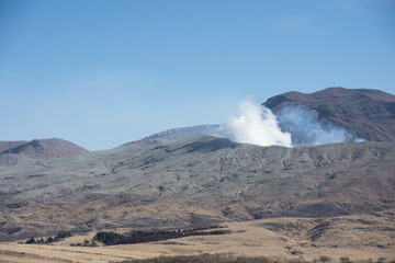噴煙を上げる中岳