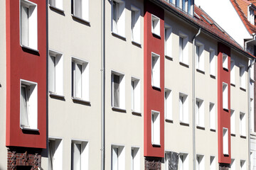 Fensterfront, Modernes, rot-weisses  Wohngebäude, Findorff, Bremen, Deutschland