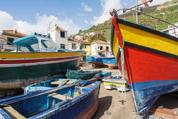 Fototapeta na wymiar Fischerboote im Hafen von Câmara de Lobos in der Nähe von Funchal auf der Insel Madeira 