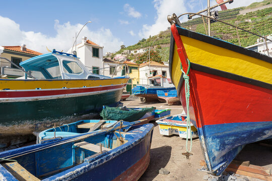 Fischerboote im Hafen von Câmara de Lobos in der Nähe von Funchal auf der Insel Madeira
