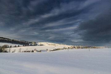 Zimowa sceneria nad Mochnaczką Wyżną. Malowniczy widok.