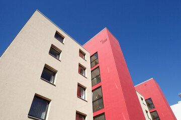 Modernes, rot-weisses  Wohngebäude im Frühling,  Findorff, Bremen, Deutschland