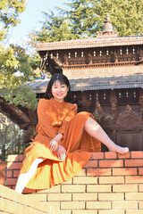 塀に座る女性