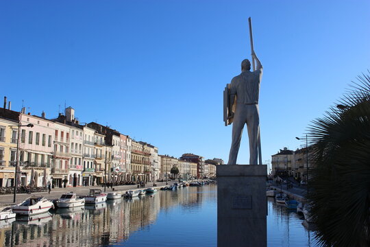 Statue de jouteur sur le pont de la Civette à Sète