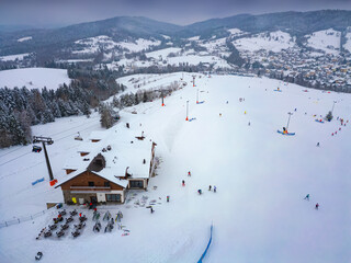 Stacja narciarska Master-Ski zimą. Zimowa sceneria. - obrazy, fototapety, plakaty