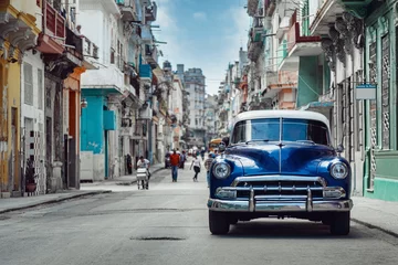 Keuken spatwand met foto Shiny blue retro car parked on the street of Havana, Cuba © mikelaptev