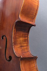 Gebrauchtes , verstaubtes Cello, Detail: Kurve, F-Loch 