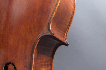 Gebrauchts , verstaubtes Cello, Detail: Kurve