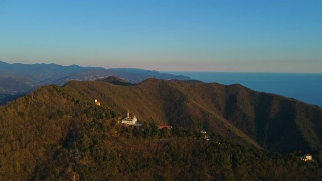 drone vista delle colline in Liguria.  Mare e montagne al tramonto.
