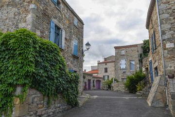 Fototapeta na wymiar Le petit village touristique de Montpeyroux en Auvergne en France