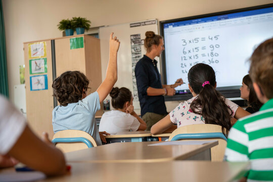 Group of students paying attention to their teacher answering questions