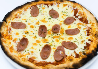 Verdadera pizza italiana de napoles, hecha con masa madre e ingredientes frescos naturales en un horno de piedra