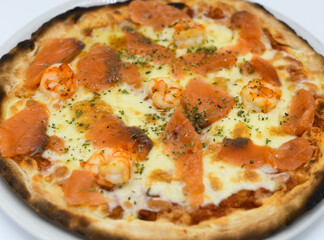 Verdadera pizza italiana de napoles, hecha con masa madre e ingredientes frescos naturales en un horno de piedra