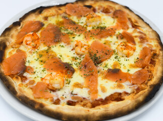 Verdadera pizza italiana de napoles, hecha con masa madre e ingredientes frescos naturales en un horno de piedra