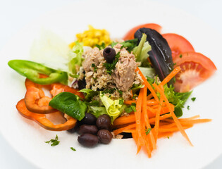 Ensalada de atun, tomate, zanahoria y aceitunas negras