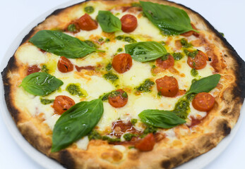 Verdadera pizza italiana de napoles, hecha con masa madre e ingredientes frescos naturales en un horno de piedra