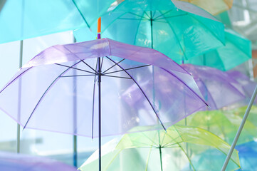 カラフルなビニール傘のアンブレラスカイ
