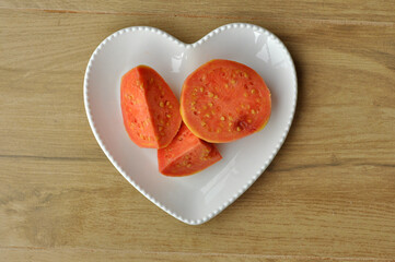 prato com fatias de goiaba fruta em prato em formato de coração 