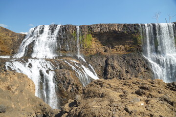 Obraz premium A beautiful waterfall in the midst of perfect nature in the forest.