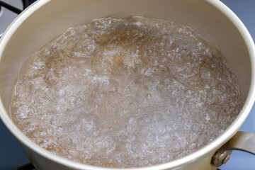 鍋の中で沸騰する水