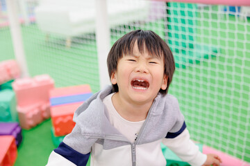 泣いている男の子