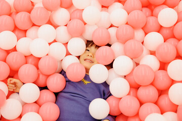 ボールプールで遊ぶ男の子