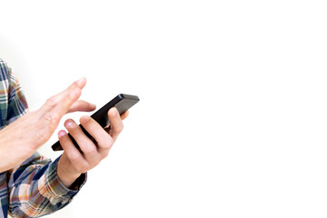 スマートフォンを操作する男性の手