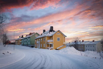 Fotobehang Vue typique de maisons et d'immeubles  suédois sous la neige en hiver à Kiruna en Suède Laponie © Chlorophylle