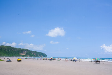 インドネシアの海と砂浜とバカンスを楽しむ人々