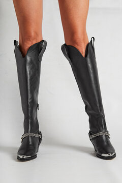 Piernas con botas negras