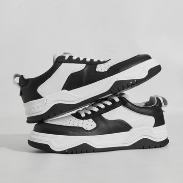 zapatillas blancas y negras