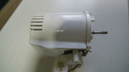 Ventilador branco de pequeno porte com Hélice de 4 pás