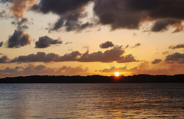 Pôr do sol no Rio Paraíba, localizado na Praia do Jacaré no estado da Paraíba, Brasil.