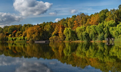 Fototapeta na wymiar Russia. Moscow Pokrovskoe Streshnevo Park. Autumn view of the lake shore in the city park.