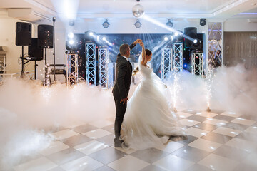 the wedding of the bride and groom in an elegant restaurant with great light and atmosphere. The first dance of the bride and groom.