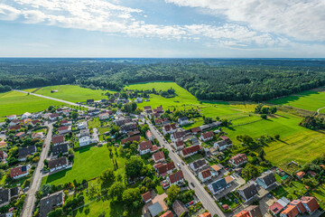 Die Gemeinde Straßberg südwestlich von Augsburg im Luftbild, Blick in die Stauden