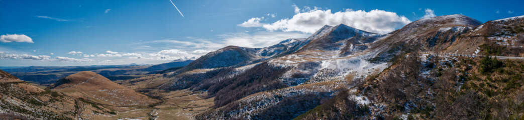 vue panoramique sur les monts d'Auvergne en hiver très peu enneigés