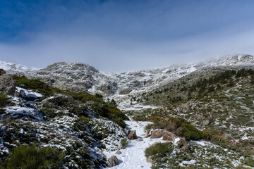 Fototapeta na wymiar Paisaje de montaña con nieve y roca