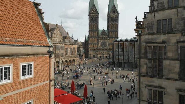 Drohnenflug Marktplatz mit Roland, Dom und Rathaus Bremen 2