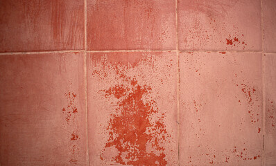 Pared de azulejo color rojo con sarro blanco por la humedad ideal para fondos con texturas