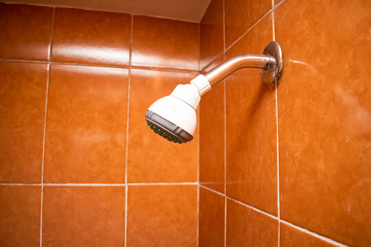 Regadera de casa habitual en un ba&ntilde;o 