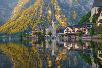  Hallstatt mit Spiegelung im See Wasser - old town, Austria
