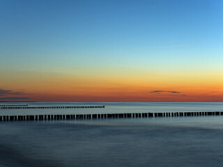 Malerische Farben beim Sonnenuntergang über der Ostsee in Mecklenburg-Vorpommern, Deutschland - 736392121