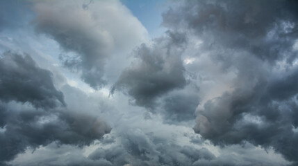 Obraz premium Rainy cloudy grey sky before rain