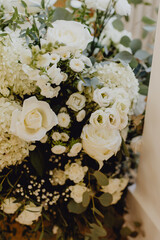 Bouquet de fleurs blanches et feuillages