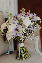 Bouquet de fleurs mauves et blanches