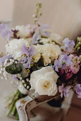 Bouquet de fleurs mauves et blanches