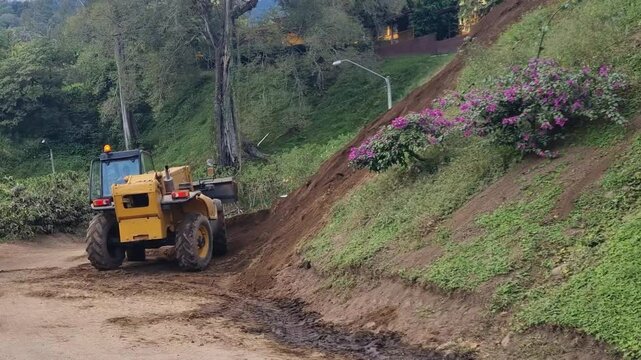 Trabajadores quitando obst&aacute;culos de la via en boquete panama